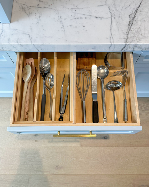 Utensils divider drawer with cooking tools