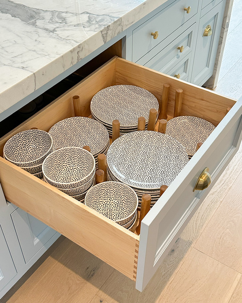 Peg drawer with plates arranged