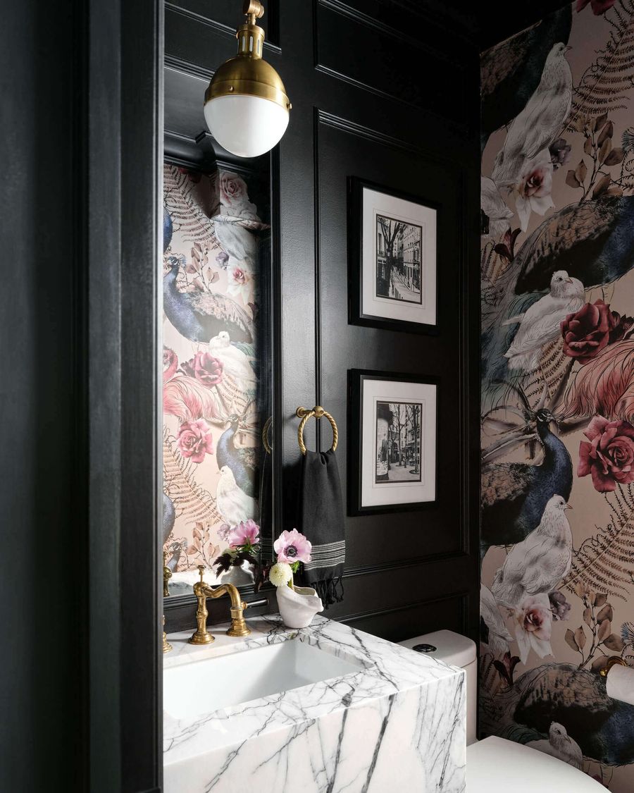 Queen Lewis Residence powder room
